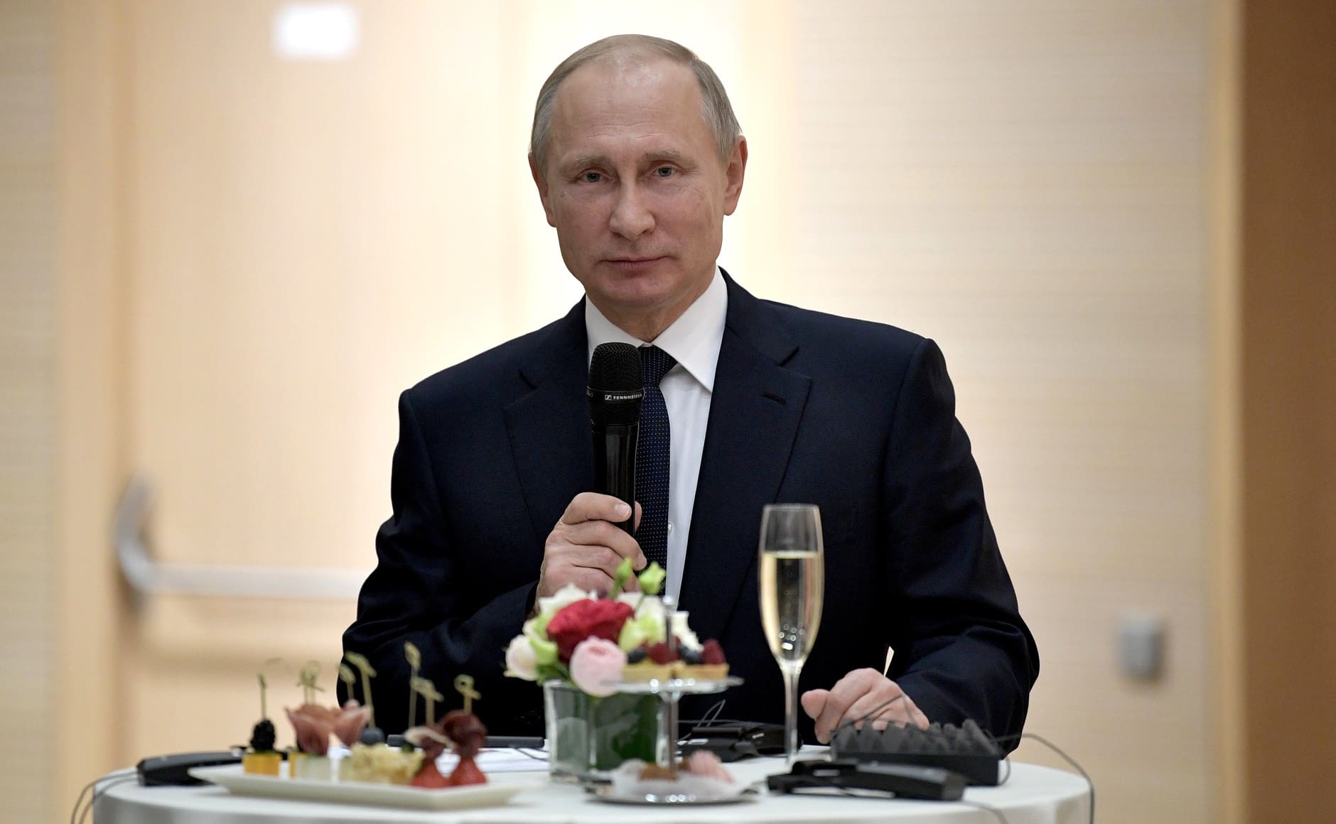 День рождение путиной. Путин с днем рождения. Поздравление оттпутина. Поздравления с днём рождения от Путина. Путин поздравление с днем рождения.