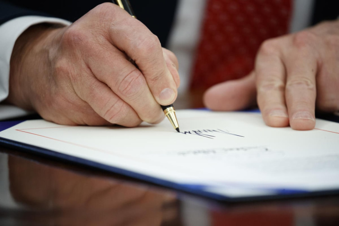 Президент подписал закон, вносящий изменения в порядок нотариальных сделок с недвижимостью